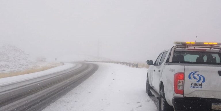 Ruta cubierta de nieve en Chubut