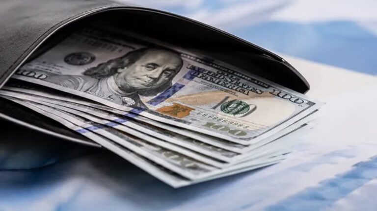 Dólares estadounidenses en billetes