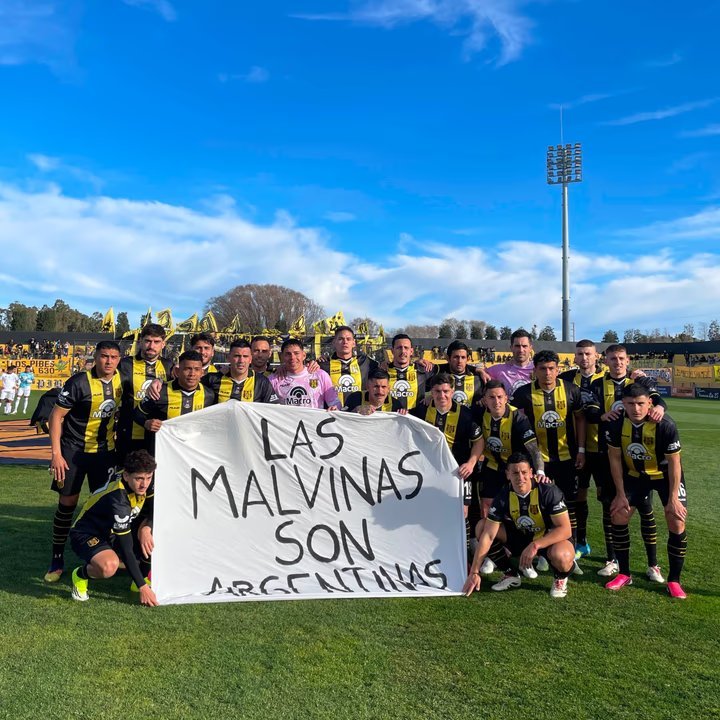 Jugadores de Deportivo Madryn celebrando un gol ante All Boys