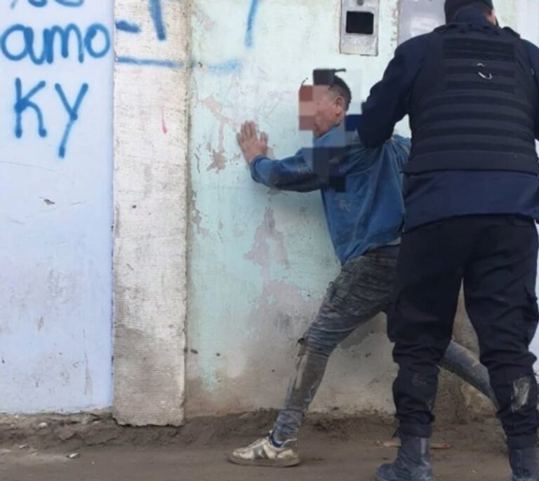 Hombre detenido por dañar un auto a piedrazos en Comodoro Rivadavia