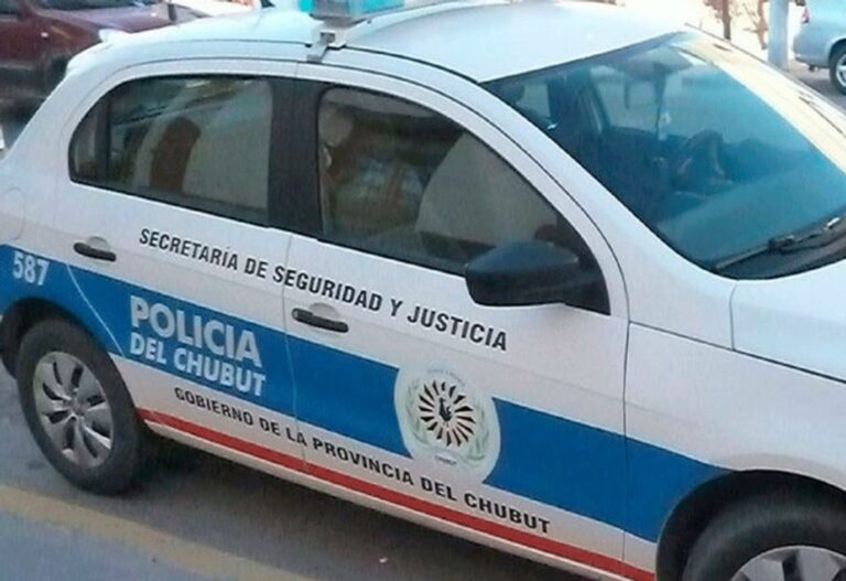 Policía científica trabajando en la escena del homicidio en Comodoro Rivadavia