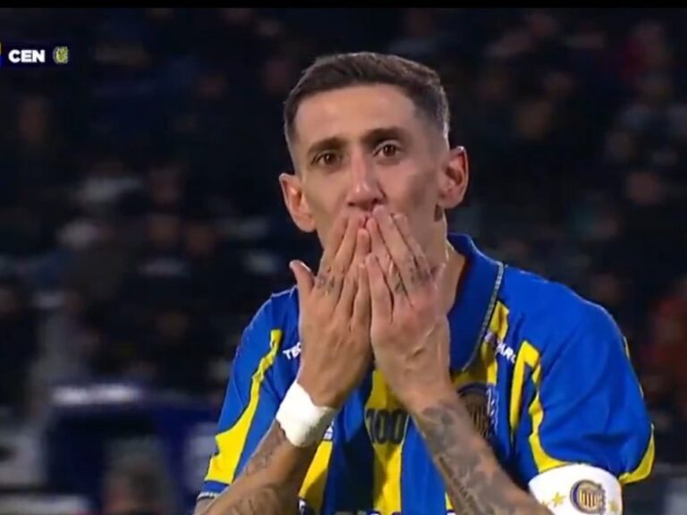 Ángel Di María celebra uno de sus goles ante Talleres en el estadio Kempes