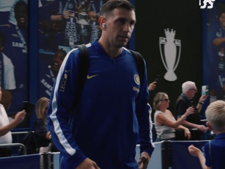 Emiliano Dibu Martínez en su presentación oficial con el Chelsea