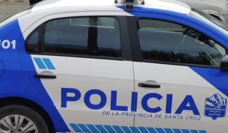 Efectivos policiales durante un operativo en la vía pública en Caleta Olivia
