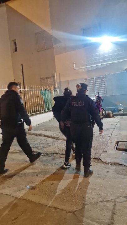 Efectivos policiales en la escena del hecho en Comodoro Rivadavia