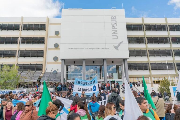 Docentes universitarios en asamblea durante paro en Comodoro Rivadavia