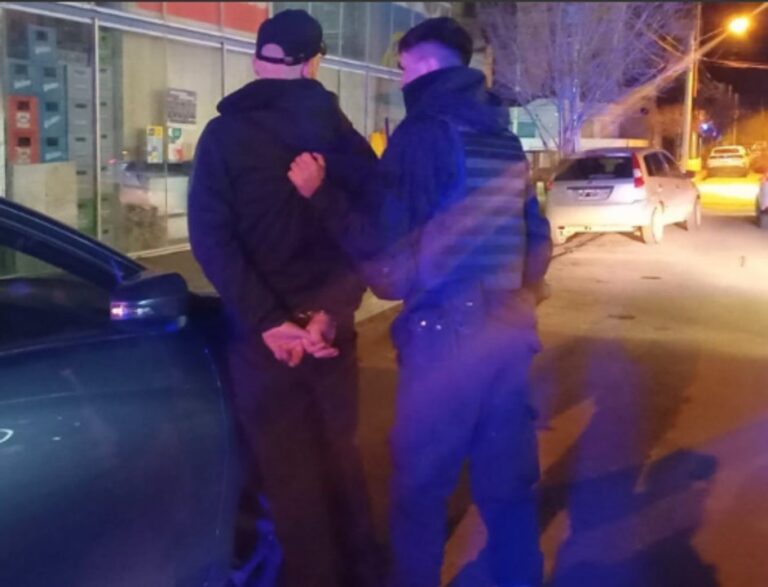 Policía en la vía pública en Puerto Madryn