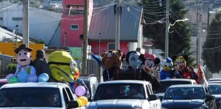 Familia Broca prepara bolsitas para la caravana del Día del Niño