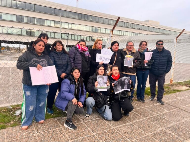 Concentración de familiares frente a la Ciudad Judicial de Comodoro Rivadavia