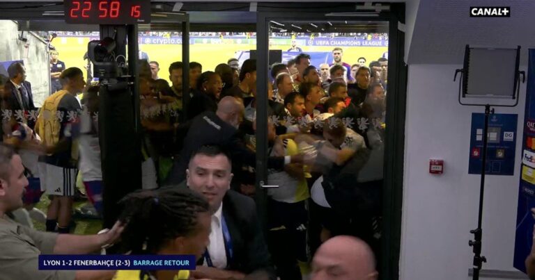 Jugadores del Fenerbahce y del Lyon durante el partido de playoffs de la Champions League