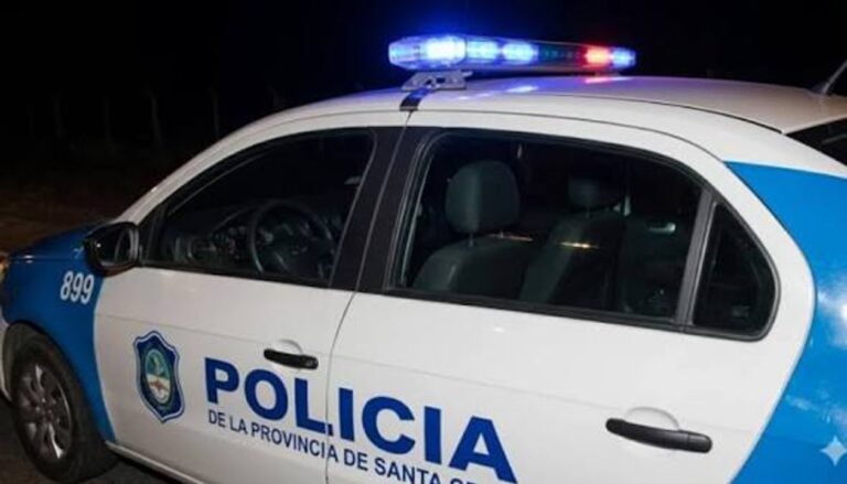 Policía científica trabajando en una vivienda en Caleta Olivia