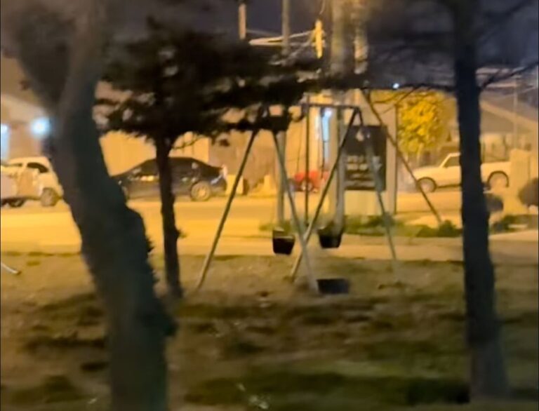 Hamaca en una plaza de Kilómetro 8, Comodoro Rivadavia
