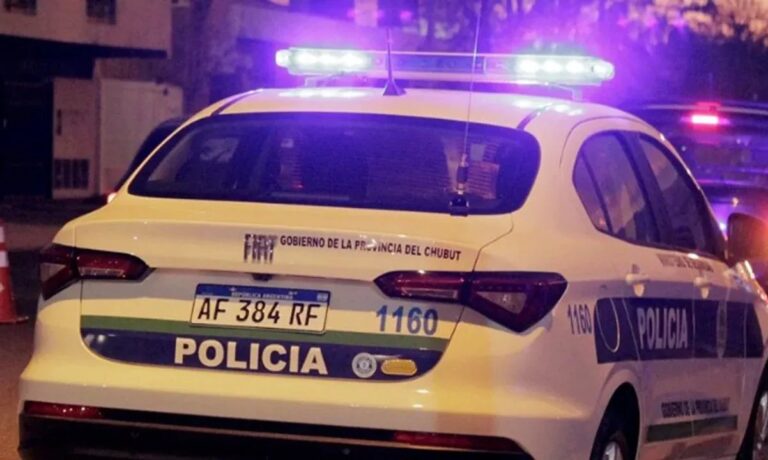 Policía científica trabajando en la escena del incidente en Comodoro Rivadavia