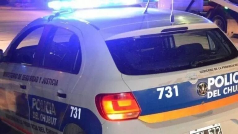 Policía en la escena del disparo en el barrio Pietrobelli