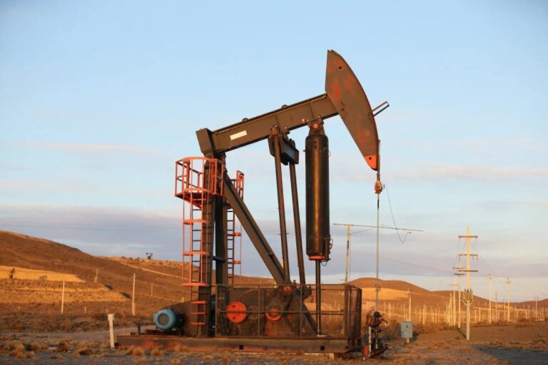 Vista de la Cuenca San Jorge con instalaciones petroleras