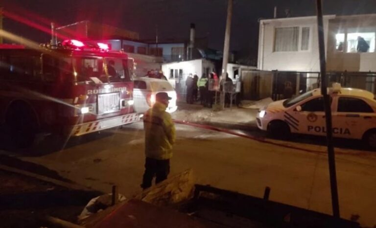 Bomberos trabajando en el incendio de casillas en Río Grande