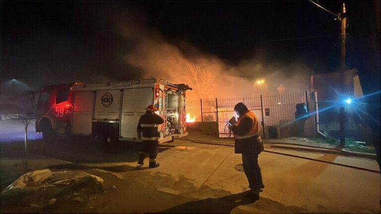 Bomberos trabajando en el incendio de un vehículo en Comodoro Rivadavia