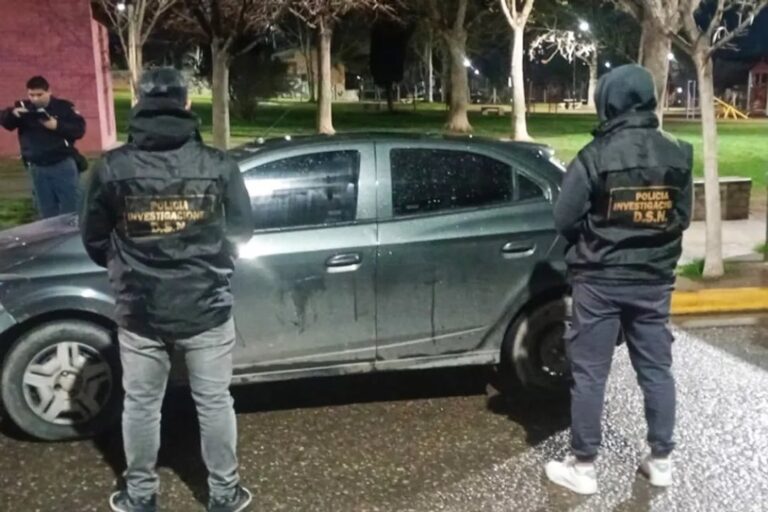 Policía del Neuquén durante un allanamiento