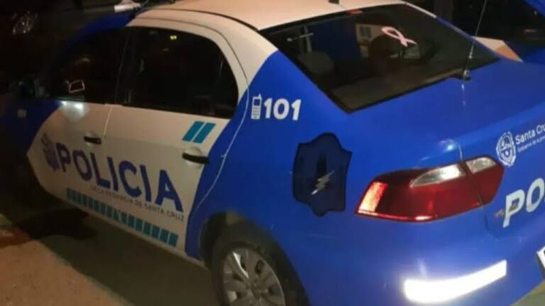 Mochila gris similar a la secuestrada en el procedimiento policial en Caleta Olivia