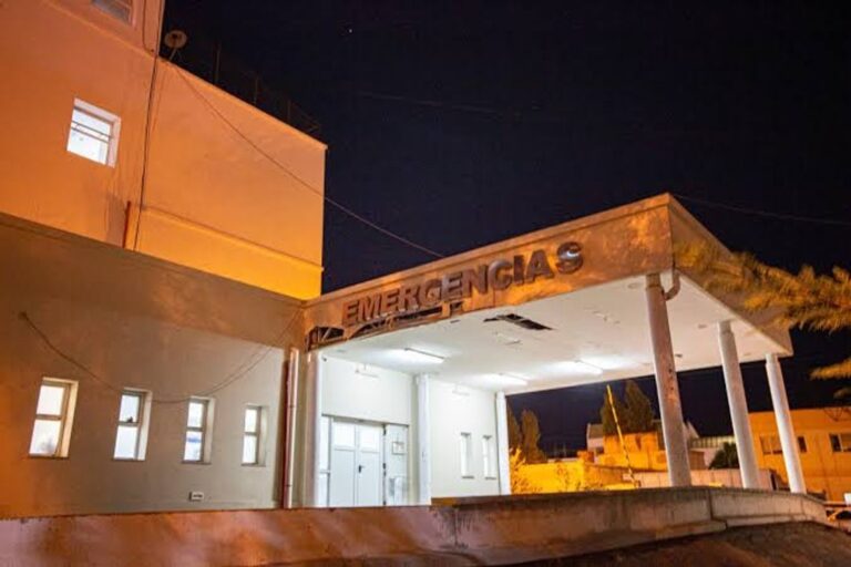 Personal policial en la vía pública frente a un local bailable en Comodoro Rivadavia