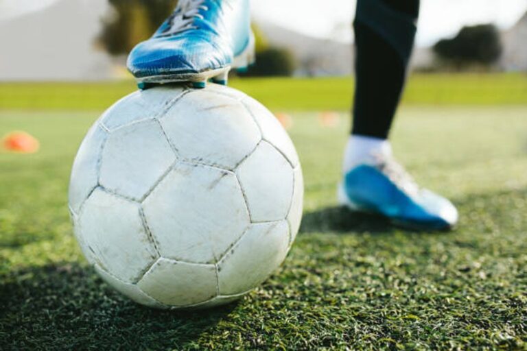 Partido de fútbol 5 en cancha de césped sintético
