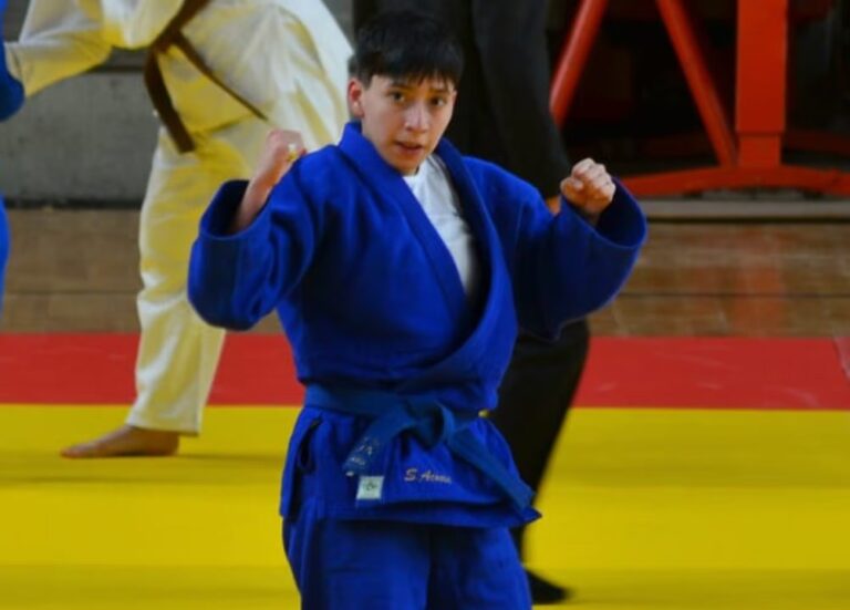 Samantha Acosta en el tatami durante una competencia de judo