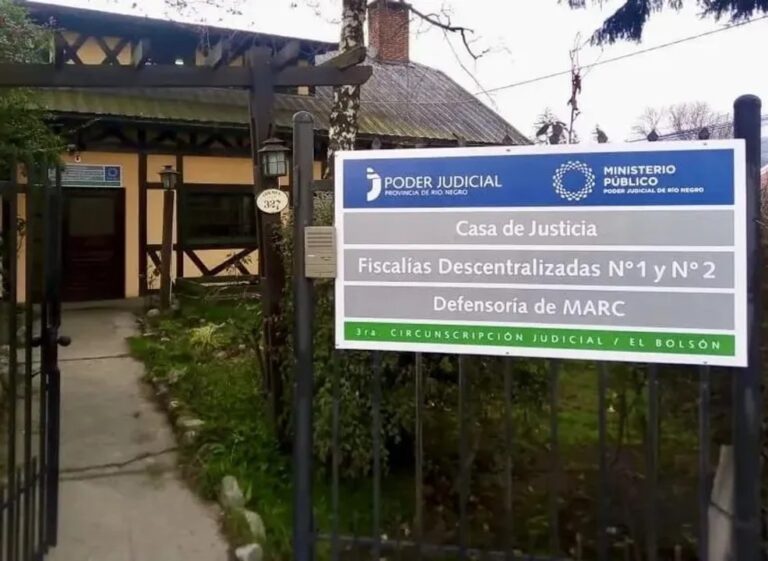 Tribunal de justicia con documentos y balanza, representando una resolución judicial