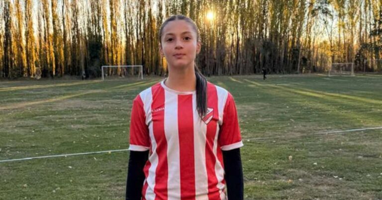 Lola Parra, mediocampista de Independiente de Neuquén