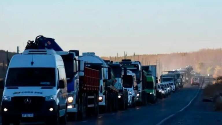 Camiones de carga sobre una ruta provincial en La Pampa