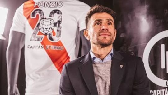 Leonardo Ponzio en el banco de suplentes durante su debut como entrenador de River Plate