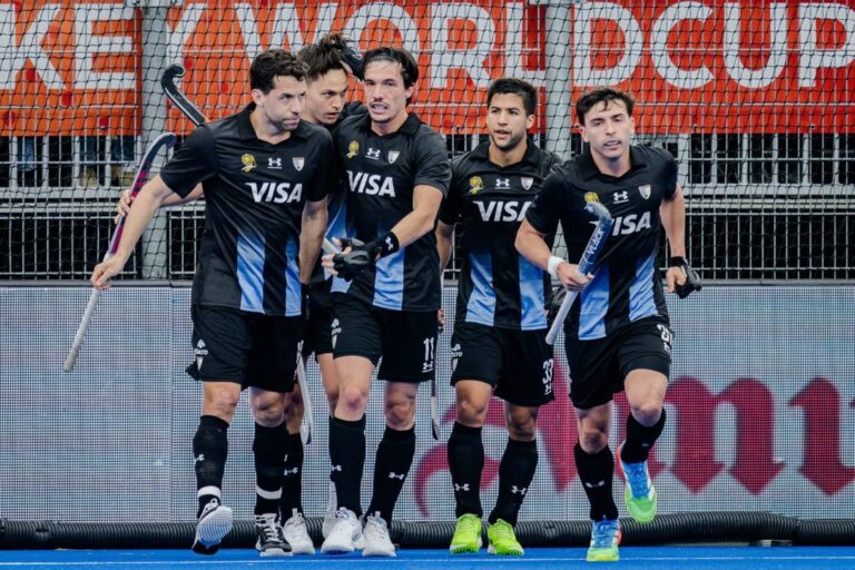 Jugadores de Los Leones en el campo de juego durante el Mundial de hockey