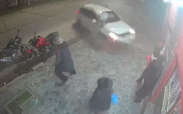 Camioneta volcada sobre la vereda tras accidente en Mar del Plata