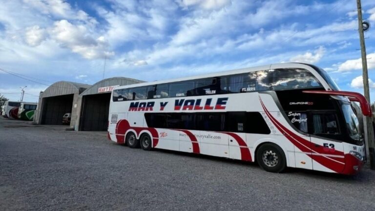 Colectivo de la empresa Mar y Valle en la ruta de Chubut