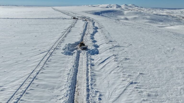 Maquinaria vial despejando nieve en la Ruta 16 de Santa Cruz