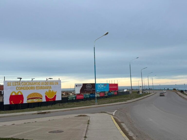 Cartel de McDonald's en la Avenida Tiburón de Comodoro Rivadavia con el mensaje 