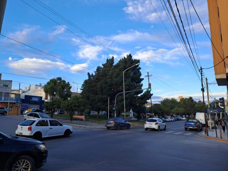 Vista de Comodoro Rivadavia con cielo parcialmente nublado