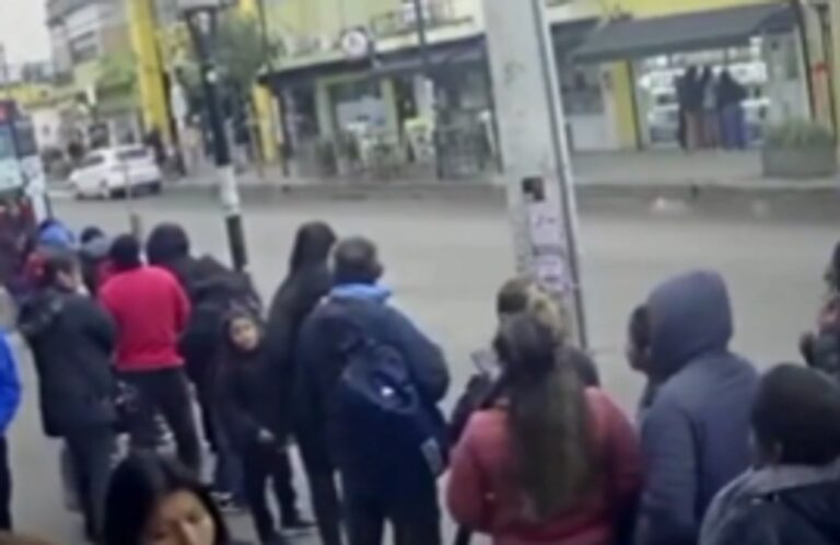 Colectivo de la línea 26 en la avenida Bartolomé Mitre, Moreno