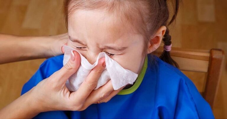 Niño en consulta pediátrica por síntomas respiratorios en Neuquén