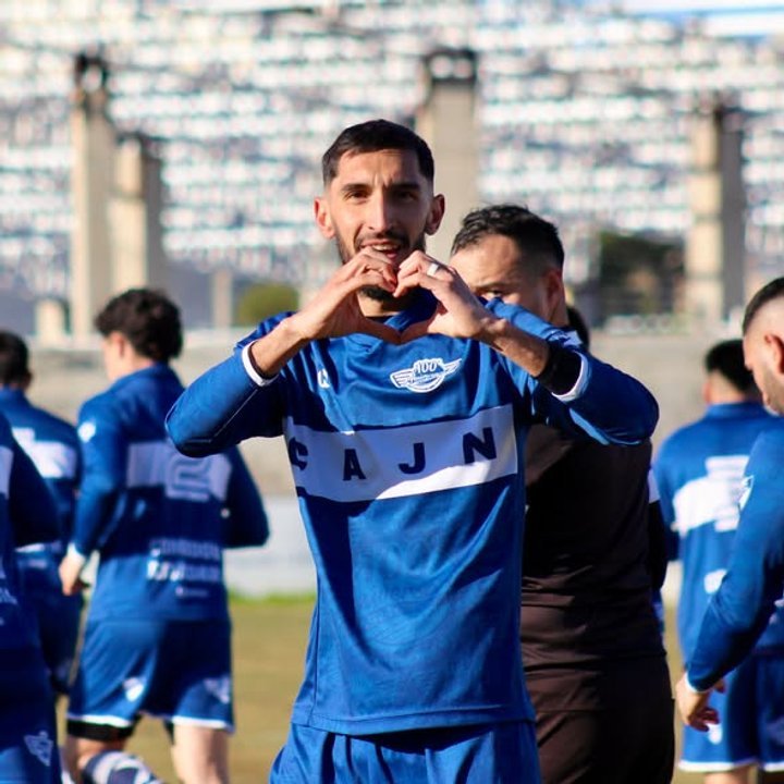 Jugadores de Jorge Newbery celebrando un gol ante Petroquímica