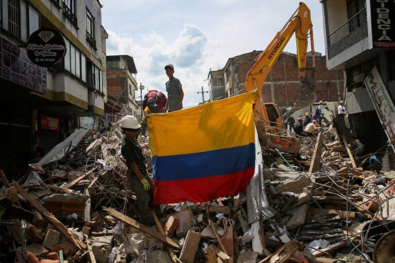 Rescatistas trabajan entre escombros tras el terremoto en Colombia
