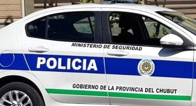 Chaleco antibalas de policía sobre una superficie