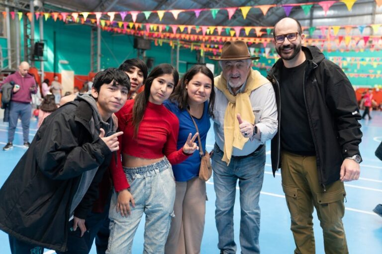 Intendente Othar Macharashvili recorriendo actividades del Día del Niño en un barrio de Comodoro Rivadavia