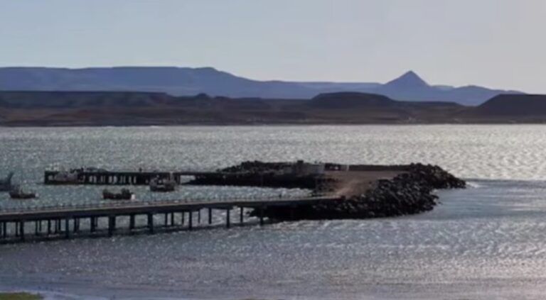 Puerto de Comodoro Rivadavia con embarcaciones