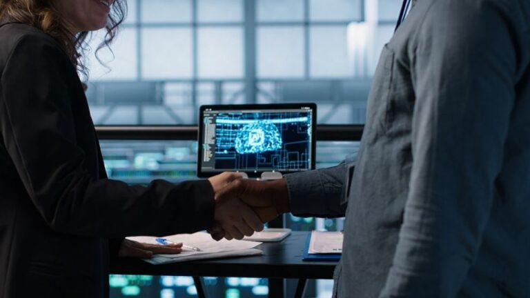 Personas en una oficina revisando ofertas laborales en una computadora