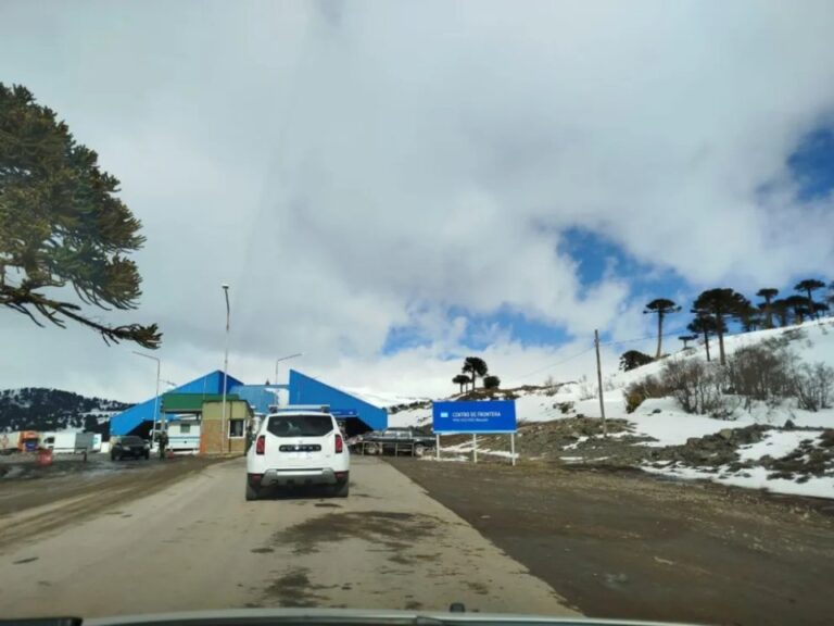 Vista de un paso internacional con nieve y hielo en la calzada