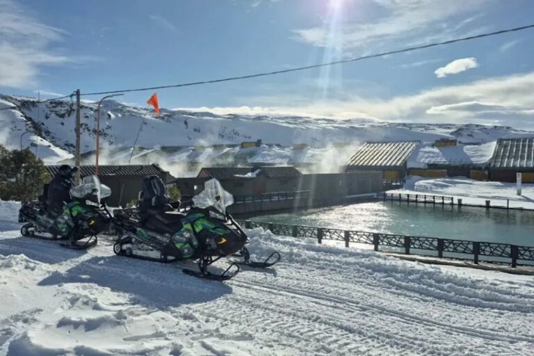 Policías de Neuquén en motonieve durante operativo de rescate en la cordillera