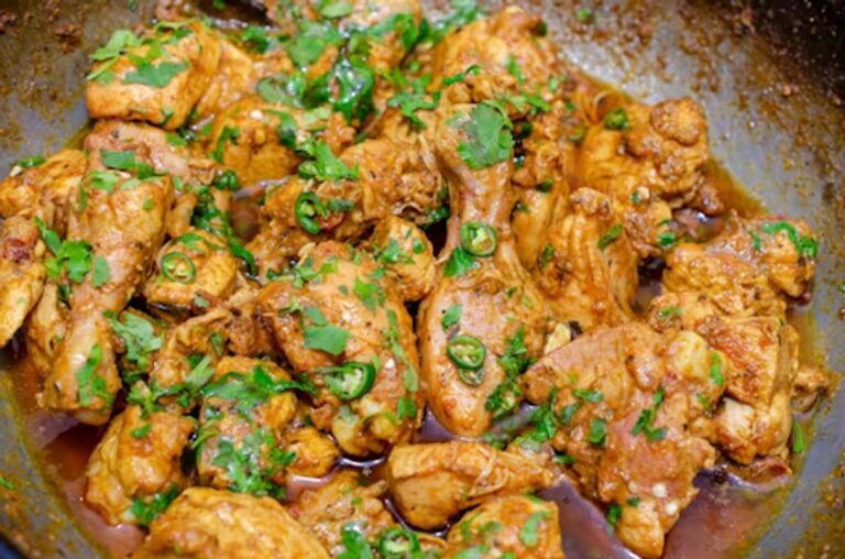 Pollo marinado con salsa de verduras y espárragos en una sartén