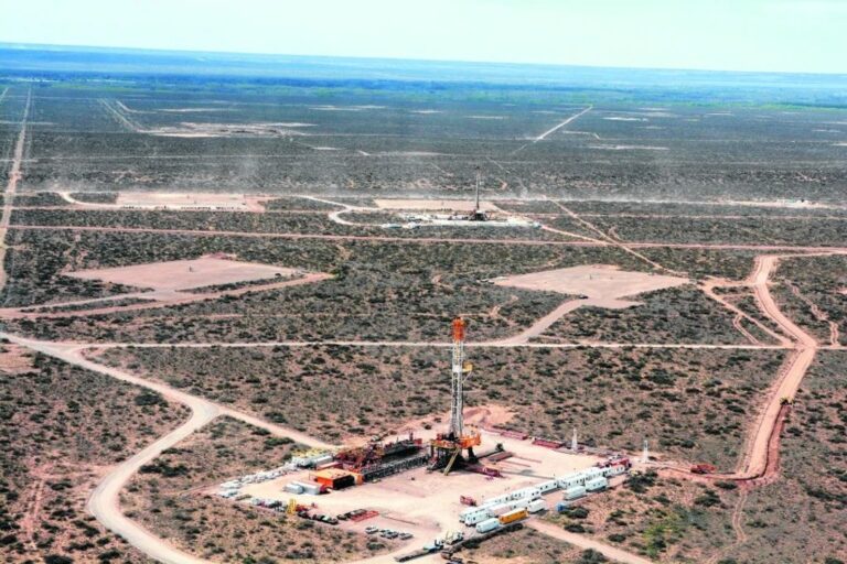 Torre de perforación en Vaca Muerta