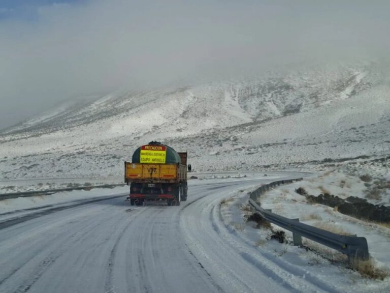 Ruta 40 entre Villa La Angostura y Bariloche con nieve en la calzada