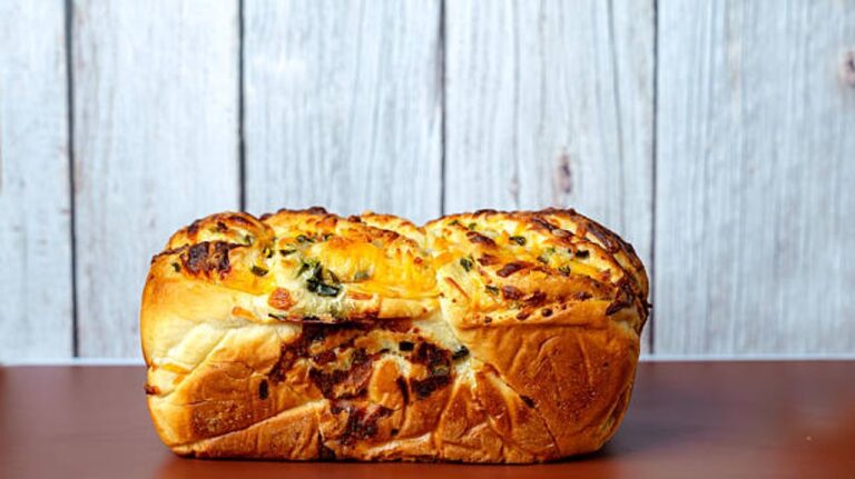 Pan de ajo casero dorado y crujiente